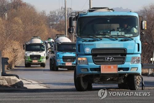 줄지어 이동하는 레미콘 차량 [연합뉴스 자료사진]