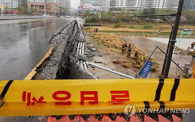 출입 통제되는 정자교 (성남=연합뉴스) 홍기원 기자 = 5일 오전 교량 양쪽에 설치된 보행로 중 한쪽 보행로가 갑자기 무너져 내리며 1명이 숨지고 1명이 다치는 사고가 발생한 경기도 성남시 정자교에서 소방 등 관계자들이 분주하게 움직이고 있다. 2023.4.5 xanadu@yna.co.kr