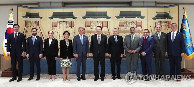 미국 하원 외교위원장 접견하는 윤석열 대통령 (서울=연합뉴스) 임헌정 기자 = 윤석열 대통령이 5일 서울 용산 대통령실 청사에서 방한 중인 마이클 매콜 미국 하원 외교위원장 등을 접견하며 기념촬영을 하고 있다. 2023.4.5 [대통령실 제공. 재판매 및 DB 금지] kane@yna.co.kr