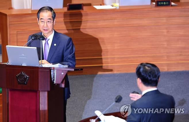 답변하는 한덕수 총리 (서울=연합뉴스) 백승렬 기자 = 한덕수 국무총리가 5일 국회에서 열린  교육·사회·문화 분야에 관한 대정부질문에서 의원 질문에 답변하고 있다. 2023.4.5 srbaek@yna.co.kr