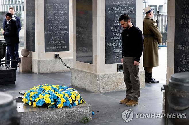 폴란드 무명용사의 비에 헌화하고 묵년하는 젤렌스키 대통령 [AFP 연합뉴스 자료사진. 재판매 및 DB 금지]