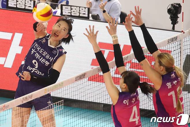 4일 오후 경북 김천실내체육관에서 열린 여자프로배구 '2022-2023 V리그 챔피언결정전' 한국도로공사 하이패스 배구단과 흥국생명 핑크스파이더스의 4차전 경기, 도로공사 박정아가 공격하고 있다. 2023.4.4/뉴스1 ⓒ News1 공정식 기자