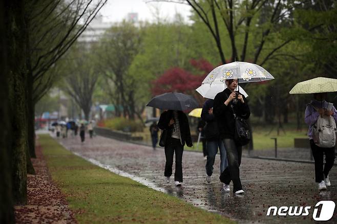 광주 전남대 교정에서 우산을 쓴 학생들이 발걸음을 재촉하고 있다. 2023.4.5/뉴스1 ⓒ News1 정다움 기자