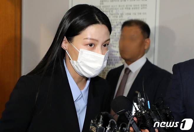 조국 전 법무부 장관 딸 조민 씨가 16일 오후 부산 연제구 부산지방법원에서 열린 부산대 의전원(의학전문대학원) 입학허가 취소 관련 변론기일에 증인으로 출석하며 취재진 질문에 답하고 있다. 2023.3.16/뉴스1 ⓒ News1 이동해 기자