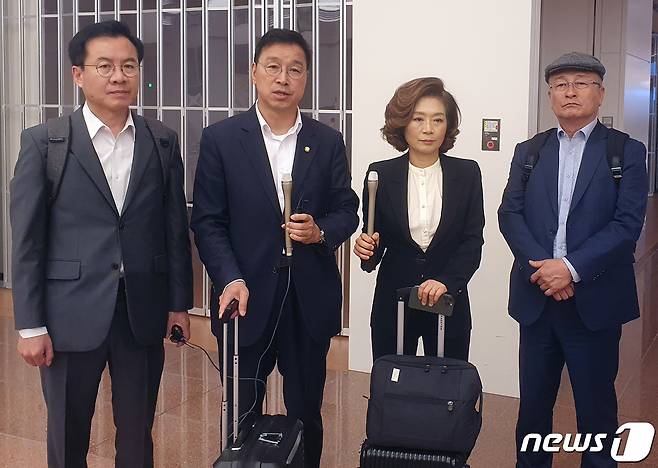 더불어민주당 후쿠시마오염수방출저지대응단 위성곤 단장과 양이원영 의원 등이 6일 오전 일본 하네다 공항에 도착해 취재진과 인터뷰를 하고 있다.  (더불어민주당 제공) 2023.4.6/뉴스1 ⓒ News1 송원영 기자