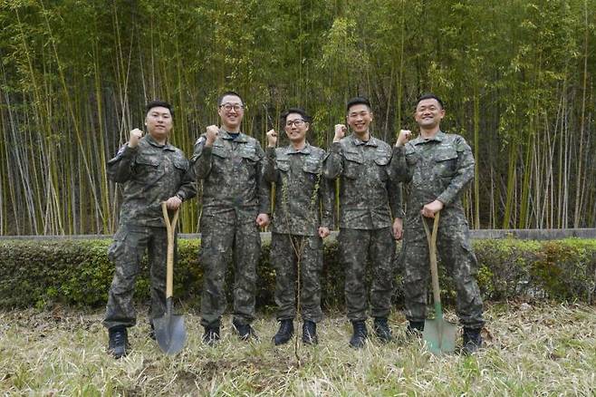 잠수함사 장병들이 과실수 묘목을 심고 기념촬영을 하고 있다. [사진제공=해군 잠수함사령부]