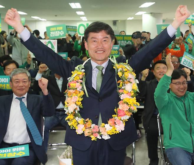 천창수 울산시교육감 보궐선거 후보가 6일 오전 울산시 남구 자신의 선거사무소에서 당선이 확실시되자 꽃 목걸이를 걸고 환호하고 있다. /연합뉴스