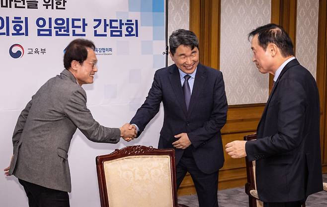 이주호 부총리 겸 교육부 장관(가운데)이 4일 오후 서울 종로구 정부서울청사에서 열린 학교폭력 근절 종합대책 마련을 위한 부총리-시도교육감협의회 임원단 간담회에 입장해 조희연 서울시 교육감(왼쪽)과 임태희 경기도 교육감과 인사하고 있다. /연합뉴스