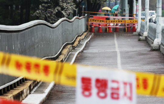 6일 경기도 성남시 수내교 보행로가 통제되고 있다.  성남시는 지난 5일 정자교 붕괴 사고 이후 "수내교에서도 보행로 일부가 기울어져 있다"는 취지의 민원 등을 접수한 뒤 교량의 보행로 통행을 통제하고 있다고 밝혔다.  연합뉴스