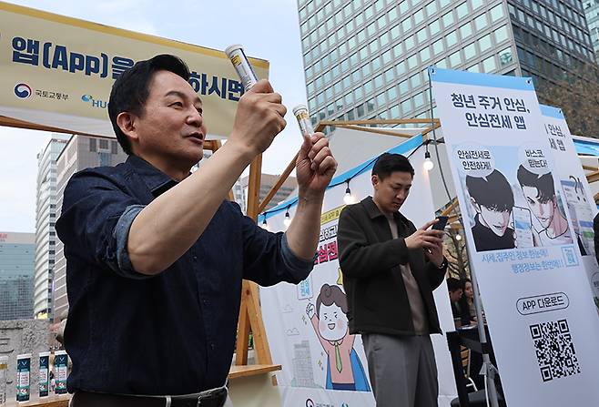 원희룡 국토교통부 장관이 지난 3월 23일 서울 종로구 광교에서 열린 청년 전세 사기 예방 캠페인에 참가해 임차주택 시세와 집주인 정보를 확인할 수 있는 ‘안심전세앱’ 설치를 독려하고 있다. (사진=저작권자(c) 연합뉴스, 무단 전재-재배포 금지)