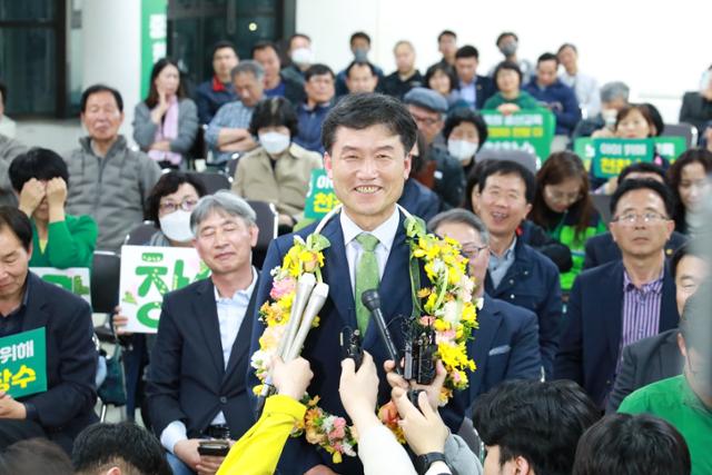 5일 치러진 울산교육감 보궐선거에서 당선된 진보 성향 천창수 교육감이 선거 캠프에서 지지자들과 함께 당선 소감을 밝히고 있다. 천창수 교육감 제공