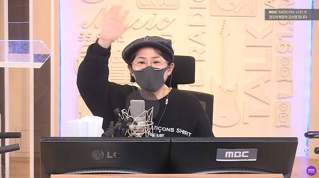 In MBC FM4Us Noons Hope Song Kim Shin-Young, which aired on the 6th (Thursday), DJ Kim Shin-Young thanked Soran and listeners for filling the vacancy as a special DJ the previous day.DJ Kim Shin-Young said, Its been a week since I took off my cast.I think I am very happy to be able to move my fingers and open my arms to some extent.  Yesterday I left my seat because of the schedule, and I am so grateful to Soran of the band turmoil that made it a very full place, thank you.And thank you again for our Elf Princess Rane teachers who are constantly waiting. Kim Shin-Young said, There was a commercial shoot yesterday. I tried to shoot the commercial, wash it, do housework, get myself together, and make a phone call, but I didnt call, and added, I support the music of the band.Kim Shin-Young then introduced the story of a listener who said, I am going to Camping on Saturday. I am going to buy fresh abalone to roast abalone butter.I do not know why Im camping. To be honest, everyone goes out and I like the house so much. The house is so lovely and warm. I do not know why I go to the dirt floor and build another house.I dont understand.Kim Shin-Young is broadcasted on MBC FM4U (91.9MHz in the metropolitan area) from 12:00 to 2:00 every day, and can be heard through PC and smartphone application mini.iMBC  ⁇  Screen Captured Radio