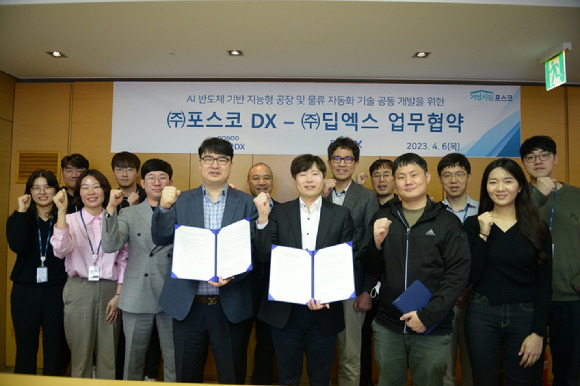 6일 포스코DX 판교사옥에서 포스코DX 기술연구소 윤일용 상무(우측)와 딥엑스 김녹원 대표이사(좌측)를 비롯한 회사 관계자들이 참석한 가운데 로봇, 제조, 물류 등 산업현장에 적용 가능한 '엣지 AI솔루션' 기술 개발을 위한 업무협약을 체결하고 기념 촬영을 하고 있다. [사진=포스코DX]