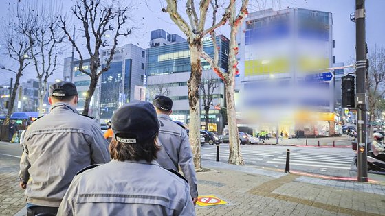 5일 오후 7시쯤 서울 수서경찰서 직원들이 은마아파트사거리 근처 학원가에서 순찰을 돌고 있다. 경찰에 따르면 대치동에는 총 1260여개의 학원이 밀집해 있다. 최서인 기자.