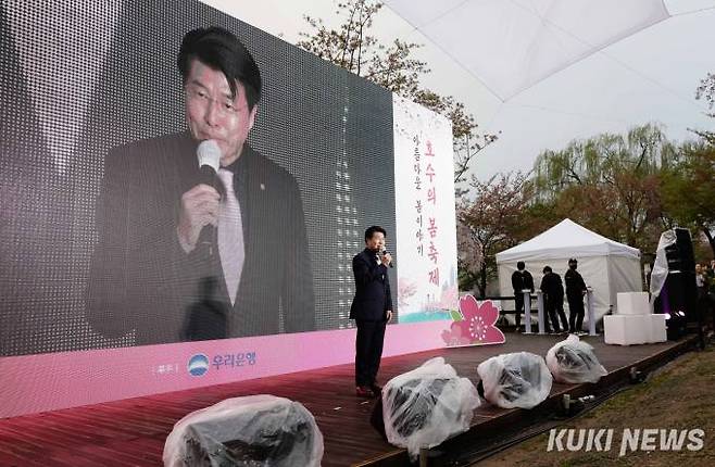 서강석 송파구청장은 인사말을 통해 “벚꽃이 조금 일찍 피어서 만개함은 지났지만 아직 남은 벚꽃들이 꽃비 되어 날리는 봄의 정취를 느낄 수 있다” 며 “호수곳곳에 다채로운 공연과 체험부스들도 마련했으니 많이 오셔서 안전하게 봄을 즐기시기 바란다”고 말했다. 