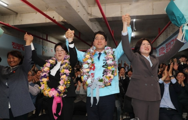 전주을 국회의원 재선거에서 당선된 진보당 강성희 후보가 두 팔을 들어 보이고 있다. 왼쪽부터 오은미 전북도의원, 윤희숙 진보당 상임대표, 강 후보, 배우자 박수경 씨. 연합뉴스.