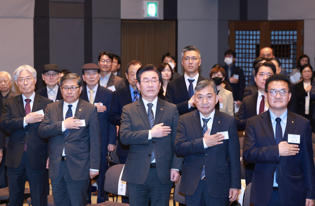 이재명 더불어민주당 대표가 6일 서울 중구 한국프레스센터에서 열린 67회 신문의 날 기념대회에 참석해 국기에 경례하고 있다. 연합뉴스