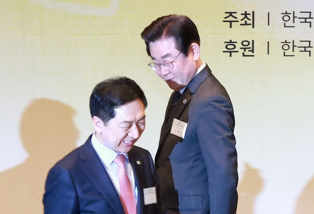 김기현 국민의힘 대표(왼쪽)와 이재명 더불어민주당 대표가 6일 서울 중구 한국프레스센터에서 열린 67회 신문의 날 기념식에 참석해 축하떡 자르기를 위해 자리를 찾아 이동하며 엇갈리고 있다. 연합뉴스