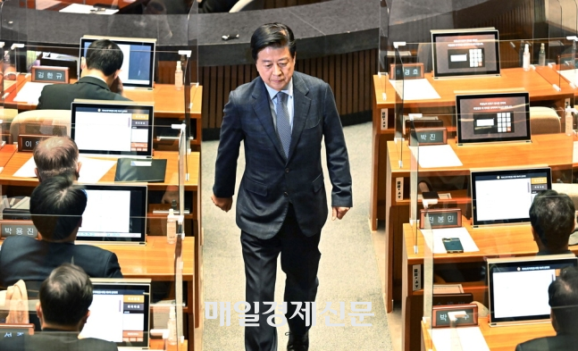 지난해 12월 28일 열린 국회 본회의에서 노웅래 더불어민주당 의원에 대한 체포동의안이 부결됐다. 당시 본회의장에서 노 의원이 신상발언을 한 후 자리로 돌아오고 있다. <김호영 기자>