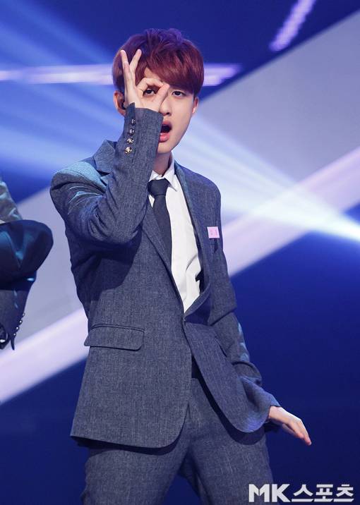 엑소가  2013년 8월 엠카운트다운에서 1위를 차지했다. 디오가 안무를 선보이고 있다.