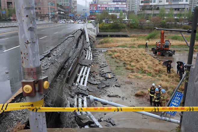 5일 오전 9시 45분께 경기도 성남시 분당구 정자동에서 하천을 가로지르는 교각 난간이 무너지는 사고가 났다. 이 사고로 교각 가드레일과 이정표 등이 산책로로 쏟아졌다. 이에 따라 30대 보행자 2명이 구조물 등에 맞아 중상을 입었다. 사진은 사고 현장 모습. [연합]