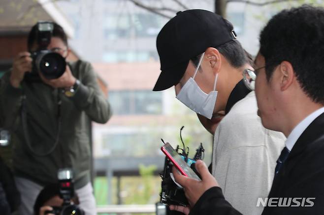 [서울=뉴시스] 권창회 기자 =도로교통법 위반(음주 측정거부) 및 자동차 불법 사용 혐의로 기소된 가수 신혜성이 6일 오전 서울 송파구 서울동부지법에서 열린 1차 공판에 출석하고 있다. 2023.04.06. kch0523@newsis.com