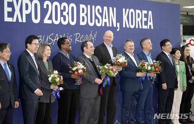 [부산=뉴시스] 하경민 기자 = 2030세계박람회 개최 후보지인 부산을 실사하기 위해 방한한 국제박람회기구(BIE) 실사단이 4일 오전 부산 동구 부산역에 도착, 환영 꽃다발을 받은 뒤 기념촬영을 하고 있다. 2023.04.04. yulnetphoto@newsis.com