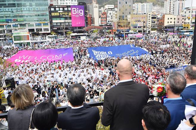 4일 오전 부산역에서 국제박람회기구 실사단을 맞이하는 대규모 환영 행사가 열렸다.  부산시 제공