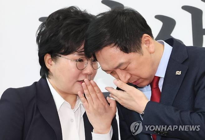 국민의힘 김기현 대표가 27일 오전 국회에서 최고위원회의를 마친 뒤 조수진 최고위원과 대화하고 있다. 연합뉴스