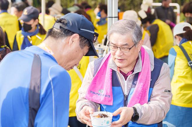 월성원자력 김한성 본부장이 마라톤 참가자에게 국수를 전달하고 있다. 월성본부 제공