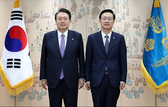 윤석열 대통령이 6일 서울 용산 대통령실 청사에서 김형두 헌법재판관에게 임명장을 수여한 뒤 기념촬영을 하고 있다. 연합뉴스