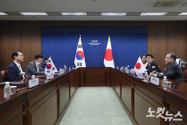 6일 오후 서울 종로구 외교부청사에서 한일 북핵수석대표협의가 열리면서 김건(왼쪽 첫번째) 외교부 한반도평화교섭본부장과 후나코시 다케히로(오른쪽 첫번째) 일본 외무성 아시아 대양주국장이 대화를 나누고 있다. 박종민 기자