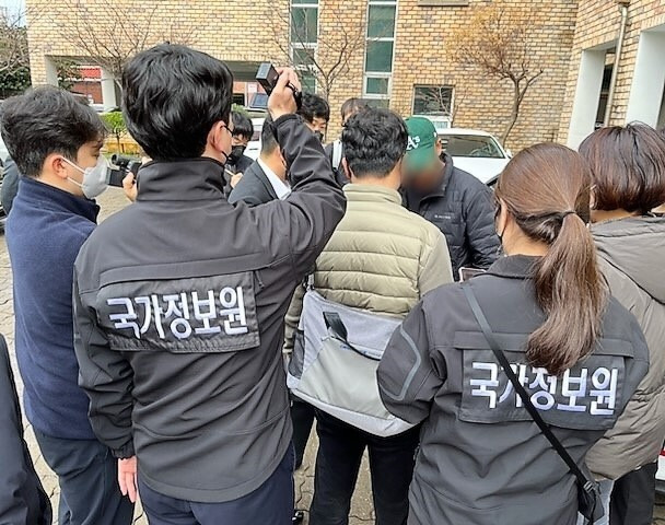 국가정보원과 경찰이 지난 2월 18일 제주시 모처에서 국가보안법 위반 혐의로 진보당제주도당 위원장에 대한 체포영장을 집행하고 있다.   진보당제주도당 제공