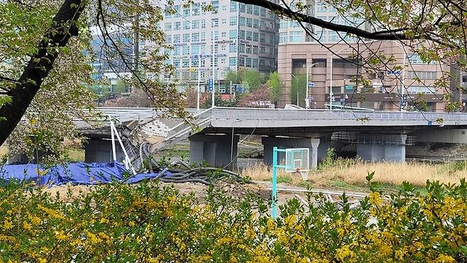 5일 보행교가 무너진 경기 성남시 분당구 정자교.