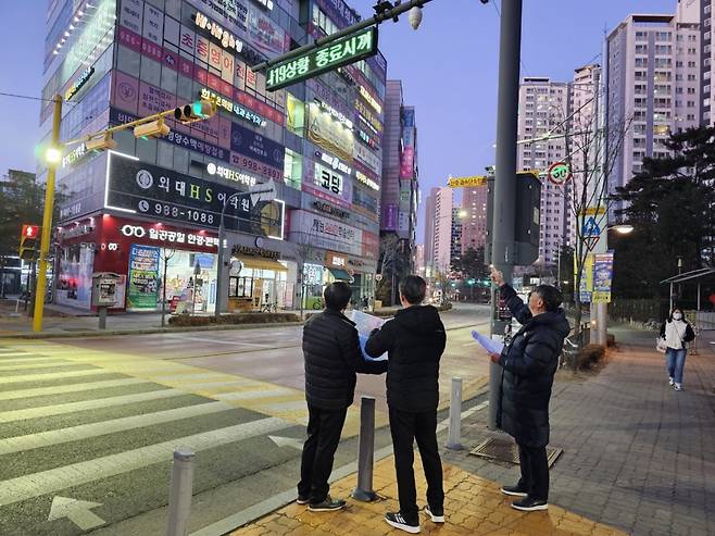 김포시 관계자가 생활방범 CCTV 설치 장소에 나가 점검을 벌이고 있다 ⓒ 김포시 제공