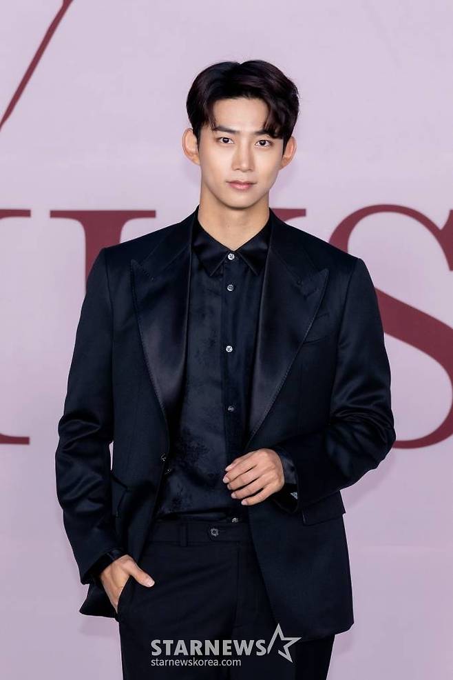 그룹 2PM 택연이 28일 오후 온라인 생중계로 진행된 정규 7집 앨범 'MUST'(머스트) 발매 기념 쇼케이스를 위해 포즈를 취하고 있다. /사진제공=JYP엔터테인먼트 2021.06.28 /사진=이동훈 기자 photoguy@