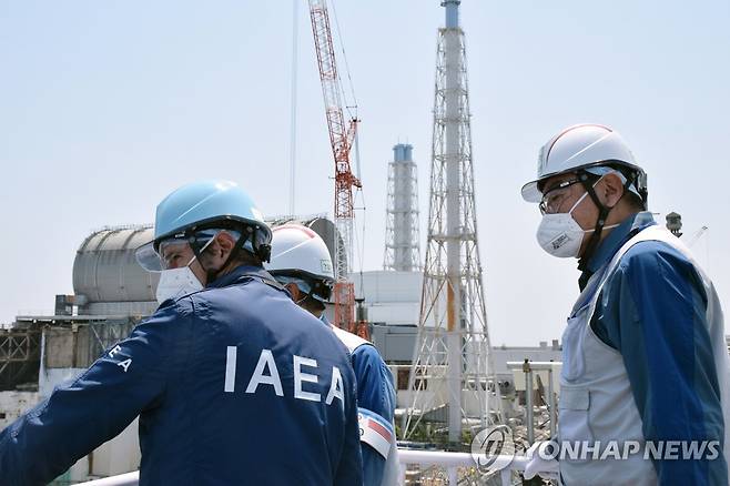 후쿠시마 제1원전 찾은 그로시 IAEA사무총장 [EPA=연합뉴스 자료사진]  국제원자력기구(IAEA) 라파엘 그로시 사무총장이 2022년 5월 일본 북부 후쿠시마현 오쿠마에 있는 도쿄전력 후쿠시마 제1원자력발전소를 점검하는 모습