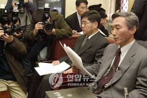 수지 김 사건 수사결과 발표 서울지검 신태영 1차장(오른쪽)등이 19일 오후 기자실에서 수지 김 사건 수사결과를 발표하고 있다./양현택/사회/ 2001.12.19 (서울=연합뉴스) yang@yna.co.kr  
<저작권자 ⓒ 2001 연 합 뉴 스. 무단전재-재배포 금지.>