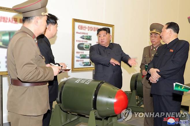 북한 관영매체가 공개한 전술무기용 '소형 핵탄두' (평양 조선중앙통신=연합뉴스) 김정은 북한 국무위원장은 핵무기병기화사업을 지도하고 핵반격작전계획과 명령서를 검토했다. 김 위원장은 "조선민주주의인민공화국 핵무기연구소로부터 핵무기발전방향과 전략적방침에 따라 공화국핵무력을 질량적으로 강화하기 위한 최근 년간의 사업정형과 생산실태"에 대해 보고받았다고 조선중앙통신이 지난달 28일 보도했다. 2023.3.28 
    [국내에서만 사용가능. 재배포 금지. For Use Only in the Republic of Korea. No Redistribution] nkphoto@yna.co.kr