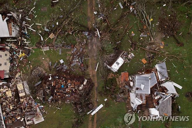 토네이도가 휩쓸고 간 미국 미주리주의 한 마을 [로이터 연합뉴스 자료사진. 재판매 및 DB 금지]