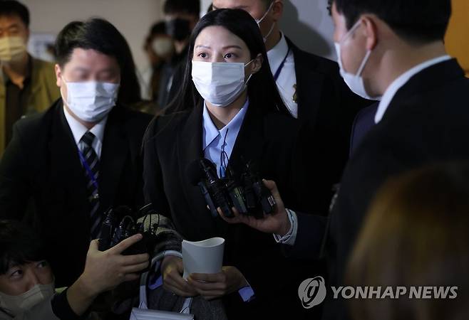 조민, 부산대 입학취소 재판 증인으로 출석 (부산=연합뉴스) 손형주 기자 = 조국 전 법무부 장관 딸 조민씨가 부산대 의전원(의학전문대학원) 입학허가 취소 관련 재판에 증인으로 출석하고있는 모습. 2023.3.16