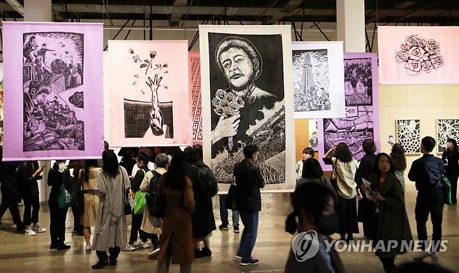 광주비엔날레 전시작 '광주 꽃 피우다' (광주=연합뉴스) 조남수 기자 = 제14회 광주비엔날레 개막을 이틀 앞둔 5일 광주 북구 용봉동 비엔날레전시관에서 열린 프레스 오픈에서 팡록 술랍의 작품이 '광주 꽃 피우다'가 소개되고 있다. 
    제14회 광주비엔날레는 '물처럼 부드럽고 여리게' 주제로 오는 7일부터 7월 9일까지 94일간 광주비엔날레전시관, 국립광주박물관, 무각사, 예술공간 집, 호랑가시나무 아트폴리곤 등지에서 펼쳐진다. 2023.4.5 iso64@yna.co.kr