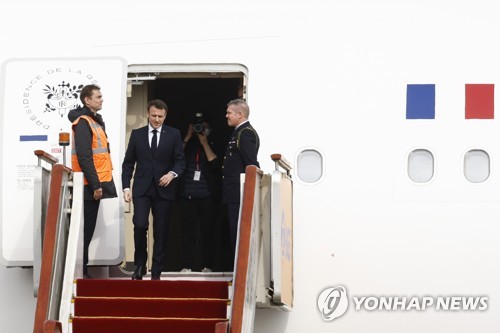 5일 중국 베이징에 도착한 마크롱 프랑스 대통령 [AP 연합뉴스 자료사진]