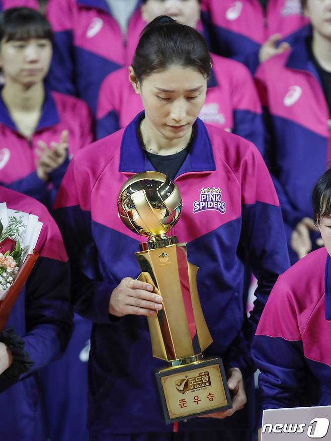 흥국생명 김연경이 6일 오후 인천 부평구 삼산월드체육관에서 열린 여자프로배구 2022-2023 V리그 챔피언 결정전 흥국생명과 한국도로공사 5차전 경기에서 세트 스코어 3대2로 패배 후 준우승 트로피를 들고 있다.2023.4.6/뉴스1 ⓒ News1 김도우 기자