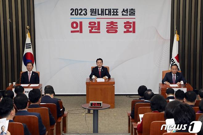 국민의힘 원내대표 후보 김학용, 윤재옥 의원이 7일 오전 서울 여의도 국회에서 열린 '2023 원내대표 선출 의원총회'에서 합동토론회를 진행하고 있다. 2023.4.7/뉴스1 ⓒ News1 황기선 기자