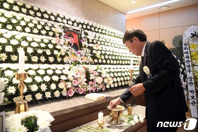 Seoul =) = The bereaved family of the late Hyun Mee (real name Kim Myung Sun) announced the future Funeral Plan.On the afternoon of the 7th, Hyun Mees Mortuary was set up at Seoul Chung-Ang University Funeral Dining Room No. 1, while Lee Young-gon, a big son of Hyun Mee and once a singer, talked about the Funeral Plan.On this day, Lee young-gon said, I would like to meet Hyun Mees Funeral as the president of the Singer Association of Korea. I met Lee Jae-yeon, the president of the Singer Association, and said, My mother is a singer and a musician. I agree.Lee Young-gon said, I am going to take you to the United States of America after making a makeup at Seoul Memorial Park. My brother and I have been living in the United States of America for a long time, He said.Hyun Mee was found dead at 9:37 am on May 4 at his home in Ichon-dong, Yongsan-gu, Seoul. Kim, the president of the fan club who found Hyun Mee, immediately reported to the police and moved Hyun Mee to a nearby hospital.Hes 85 years old.The funeral ceremony was scheduled to be held after the return of son, with two sons of Hyun Mee staying in the United States of America, and finally Mortuary was set up at 10 am on the 7th.Funeral will be held for five days as the president of the Singer Association of Korea. Funeral chairperson will be Auditor Suh Soo-nam of the Singer Association of Korea, and Funeral committee members will be members of the board of directors of the association.The cemetery will be built at the United States of America with two sons after the makeup at Seoul Memorial Park at 10 am on the 11th.On the other hand, Hyun Mee was born in Gangdong-gun, South Pyongan Province in 1938 and spent his childhood in Pyongyang.In 2000, when North and South Korean separated family reunions were held, it was very sad to see North Korean families.Hyun Mee began to walk the Singers path in 1957 when he came to the US 8th Army concert performance. In 1962, he wrote the lyrics of Nat King Cole and wrote Night Mist and received great love.Since then, Hyun Mee has released many hit songs such as My Love, When I leave, I want to see, I want to see, I liked it, My lover, All my love, Wind .