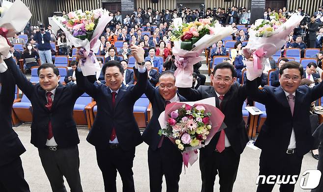 김기현 국민의힘 대표와 윤재옥 신임 원내대표 등이 7일 서울 여의도 국회에서 열린 '2023 원내대표 선출 의원총회'에서 기념촬영을 하고 있다. (공동취재) 2023.4.7/뉴스1 ⓒ News1 황기선 기자