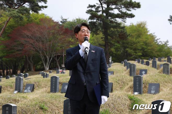 강성희 진보당 국회의원이 7일 오전 광주 북구 망월묘역(민족민주열사 묘역)에서 발언을 하고 있다. 강 의원은 지난 5일 전북 전주을 국회의원 재선거에서 당선돼, 진보당 처음으로 국회에 입성했다. (진보당 제공) 2023.4.7/뉴스1 ⓒ News1 송원영 기자