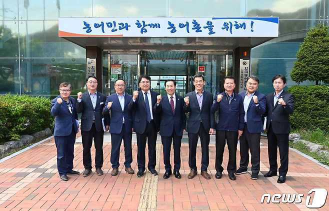 7일 한국농어촌공사 창녕지사를 방문한 성낙인 창녕군수(가운데)가 관계자들과 기념촬영을 하고 있다.(창녕군 제공)