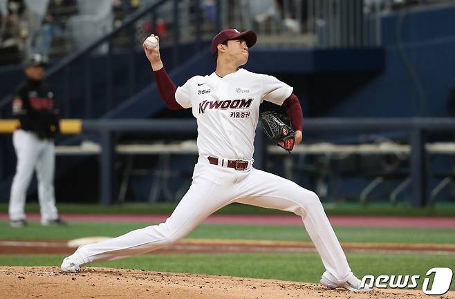 14일 오후 서울 구로구 고척스카이돔에서 열린 2023 한국프로야구(KBO) kt 위즈와 키움 히어로즈의 시범경기에서 키움 안우진이 역투하고 있다. 2023.3.14/뉴스1 ⓒ News1 임세영 기자